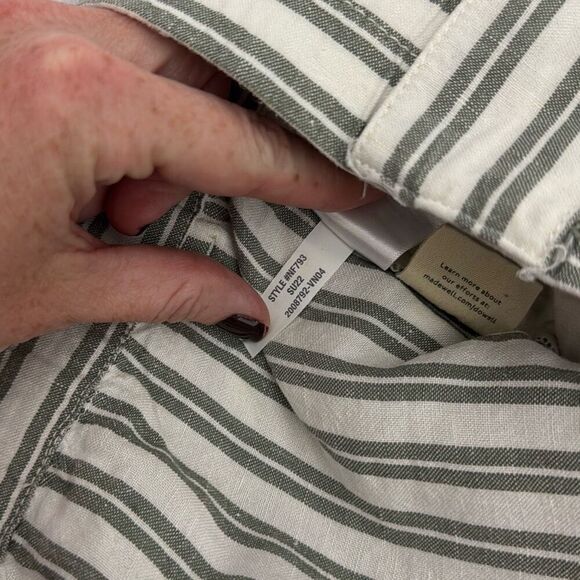 Madewell  Linen-Blend Curved-Hem Shorts in Stripe 2X - Picture 6 of 6